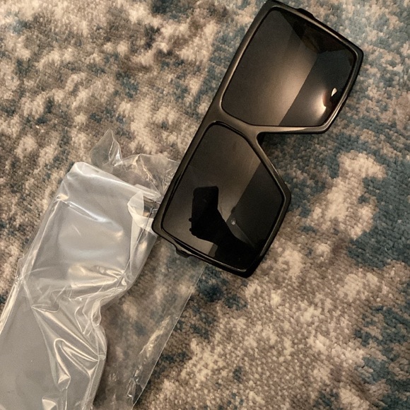 Trendy Black Oversize Shades - Picture 3 of 3